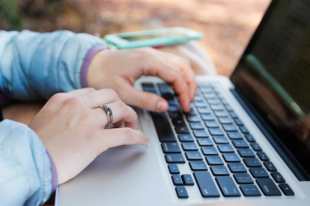 Comment les assistants virtuels redéfinissent l'efficacité professionnelle ?